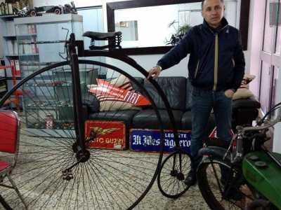 Rino Danisi con il biciclo, velocipede prodotto fino al 1893 e caratterizzato da due ruote di diverse dimensioni. La pi� piccola � quella posteriore, mentre quella anteriore, alta circa un metro e mezzo, � sormontata dal sedile